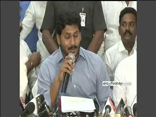 demonetisation decission leaked to selective people: ys jagan mohanreddy - Sakshi