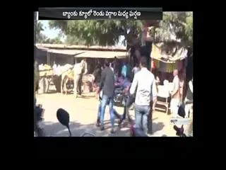 two group war in atm queue at uttar pradesh - Sakshi