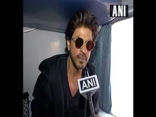 Shah Rukh Khan rides train to promote Raees - Sakshi