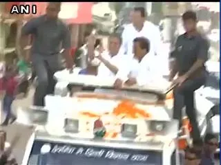 Shoe hurled at Rahul Gandhi during his road show at Sitapur - Sakshi
