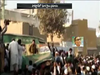 15 killed, 40 injured as trains collide in Pakistan - Sakshi