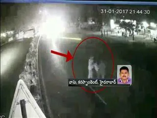 one died in a road accident due to change coins issue - Sakshi