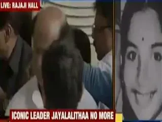Filmstar Rajnikant pays last tribute to Amma - Sakshi