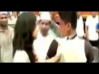 Girl confronts AAP workers on Delhi road - Sakshi