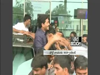 YS Jagan receives Grand Welcome at Gannavaram Airport - Sakshi