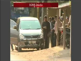 chevireddy bhaskar reddy released from mangalagiri police station - Sakshi