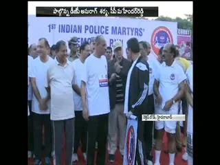 governor inaugurate indian police martyrs memorial run in necklace road - Sakshi