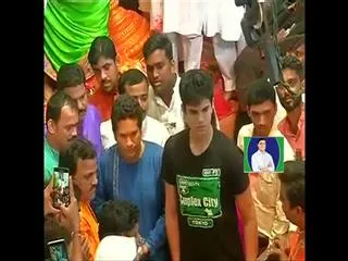 Sachin Tendulkar along with his family offer prayers at Lalbaugcha Raja in Mumbai - Sakshi