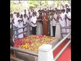 sasikala pays tribute to jayalalithaa memorial and starts to bangalore - Sakshi