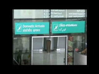 500 note withdraw instead of 100 rupees at shamshabad airport - Sakshi