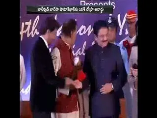 Shah Rukh Khan receives Yash Chopra Award - Sakshi