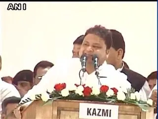 Shivpal pushes Akhilesh supporter on stage - Sakshi