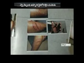 Jagityala SI  beats youth in jagityala - Sakshi