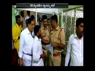 loot in Komuravelli Mallikarjuna Swamy temple - Sakshi
