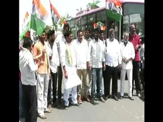 TRS leaders entry of the congress leaders protest in peddapalli district - Sakshi