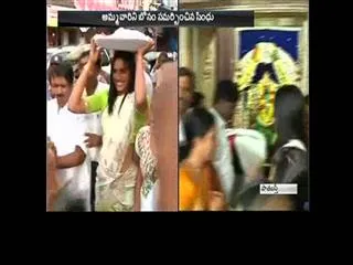 Badminton player Sindhu offers Bonam to Laldarwaza - Sakshi