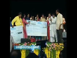Chandrababu Naidu presented Sindhu a Rs 3 crore cheque - Sakshi