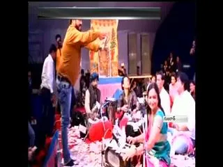 notes rains on singer in gujarat - Sakshi