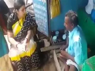 Smriti Irani Pays Rs 100 to Cobbler, Who Demanded Rs 10 for Slipper Repair - Sakshi