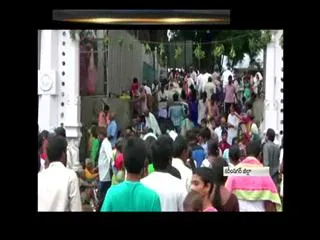 devotees huge crowd in vemulavada rajanna temple - Sakshi