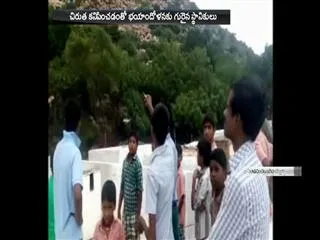 Leopard wandering in URAVAKONDA - Sakshi