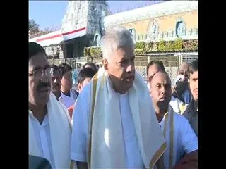 PM Ranil Wickremesinghe and Uddhav Thackeray visited tirumala - Sakshi