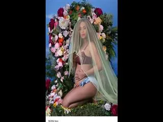 Pregnant Beyonce strips down to nothing to expose her bump - Sakshi