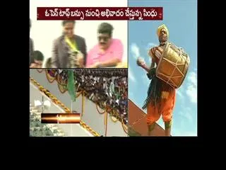 PV Sindhu And Gopichand reach gachibowli stadium - Sakshi