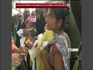 Peoples Facing Problem By Standing In Bank Queue Lines - Sakshi