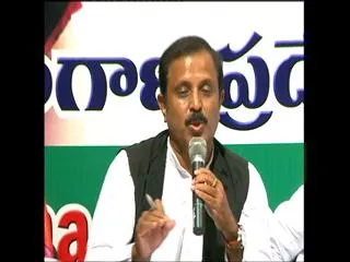 Congress Leader MadhuYaskhi takes on MP kavitha - Sakshi