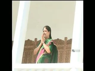 Governor yet to reach Chennai: Sasikala oath may postponed for days - Sakshi