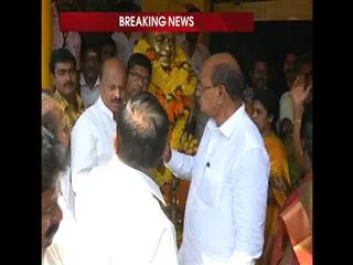 Protocol issue between tdp leaders adireddy apparao, varireddy rambabu in rajahmundry - Sakshi