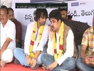hero aditya om protest in film chamber - Sakshi