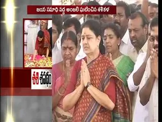 Sasikala pays tribute to Jayalalithaa before heading to Bengaluru - Sakshi