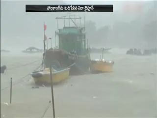 Typhoon Nida shuts Hong Kong, more than 150 flights canceled - Sakshi