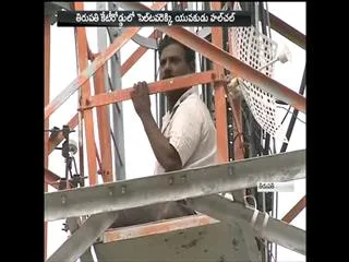 Cell tower to climb the young man Hulchul in tirupati - Sakshi