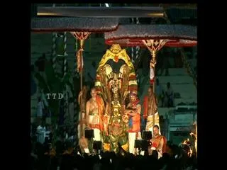 Heavy devotives particicpate in tirumala brahmothsavas - Sakshi