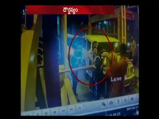 BJP leader creates ruckus at toll booth in Bareilly, slaps staffer - Sakshi