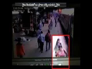 Thane woman thrown off running train - Sakshi