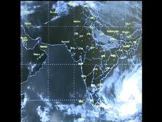 vardha storm to be enter andhrapradesh - Sakshi