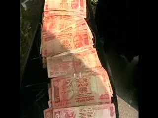 Woman shock with tear currency notes - Sakshi