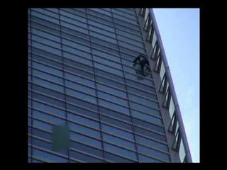 French 'Spiderman' climbs a skyscraper harness-free - Sakshi