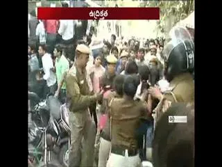 High tention at Ramjas Colleg in Delhi - Sakshi