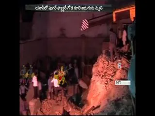 Five die in wall collapse in UP - Sakshi
