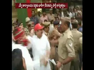 Akhilesh Yadav, Uncle Shivpal Yadav's Supporters Clash Ahead of Big Samajwadi Party Meeting - Sakshi