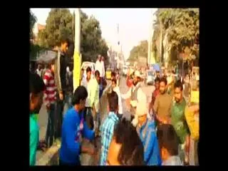 Mob attacks Bank of Baroda officials in Allahabad - Sakshi