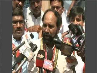 Telangana Congress leaders launch protest against the shifting of Dharna Chowk - Sakshi