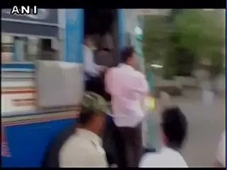 minister Girish Mahajan drives a truck to clear traffic and vedio viral - Sakshi