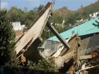 Building collapse in Vijayawada - Sakshi
