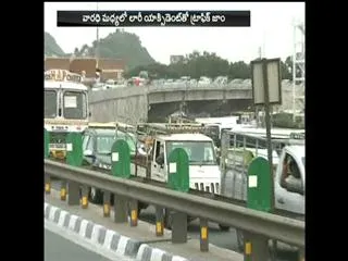 Krishna Puskaralu || Heavy Traffic Jam in Vijayawada Kanakadurga Varadhi - Sakshi